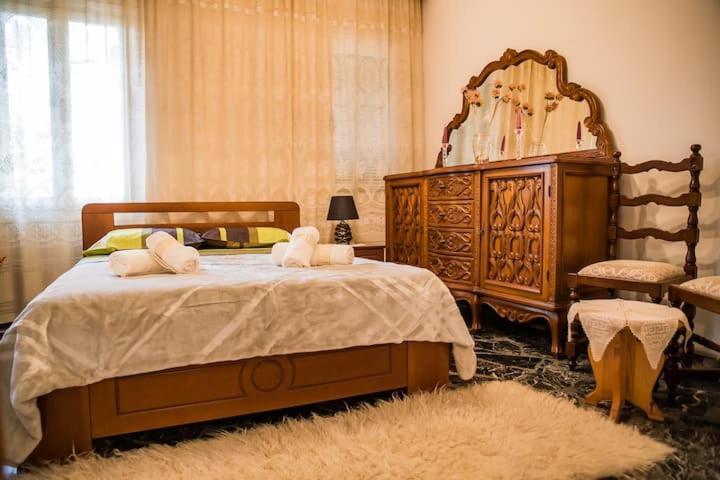 Traditional Antique Deco House كالامباكا المظهر الخارجي الصورة
