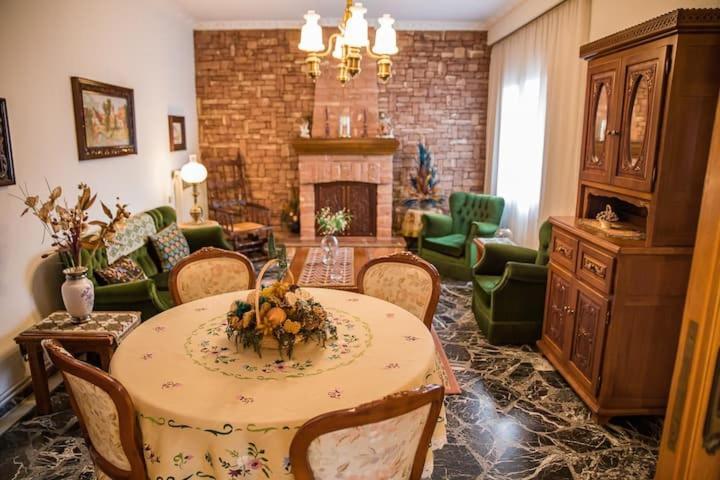 Traditional Antique Deco House كالامباكا المظهر الخارجي الصورة