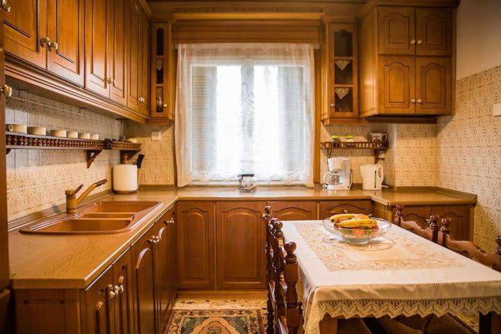 Traditional Antique Deco House كالامباكا المظهر الخارجي الصورة